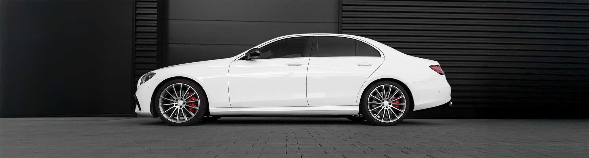 Perfekt gepflegtes weißes Fahrzeug nach Anwendung von evorilo Lackpflegeprodukten