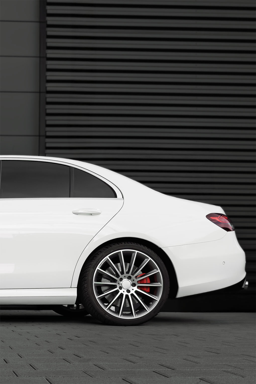 Perfekt gepflegtes weißes Fahrzeug nach Anwendung von evorilo Lackpflegeprodukten