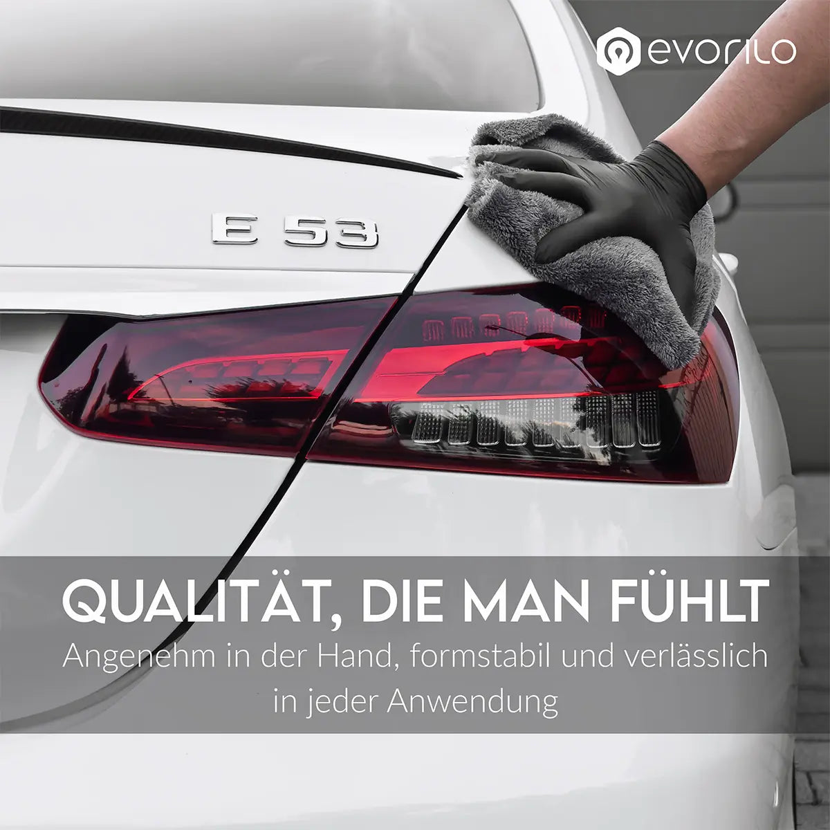 evorilo brilliance wipe Poliertuch reinigt weißes Autoheckscheinwerfer mit schwarz behandschuhter Hand für glänzendes Finish