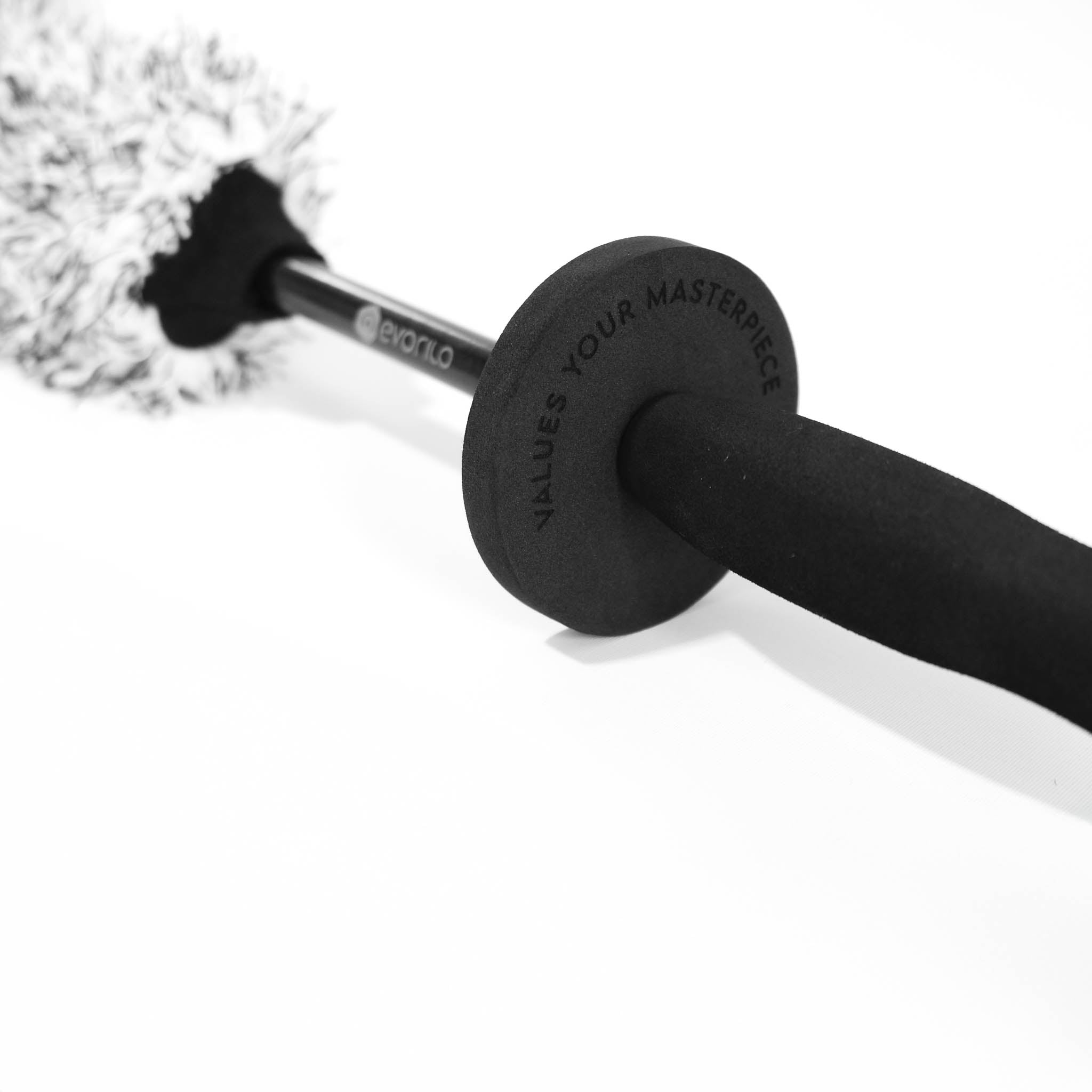 evorilo Felgenbürste Deep Grip mit schwarzem Griff und flauschigem Bürstenkopf für effektive Autopflege.