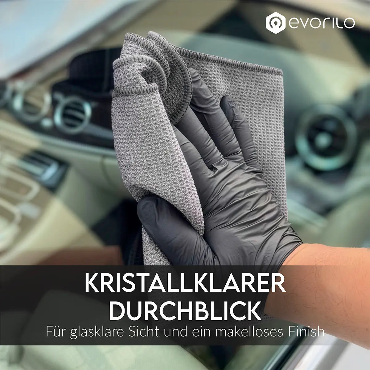 evorilo Hydro Waffle Glas Waffeltuch in Gebrauch zum Reinigen einer Autoscheibe mit schwarzem Handschuh für kristallklares Finish