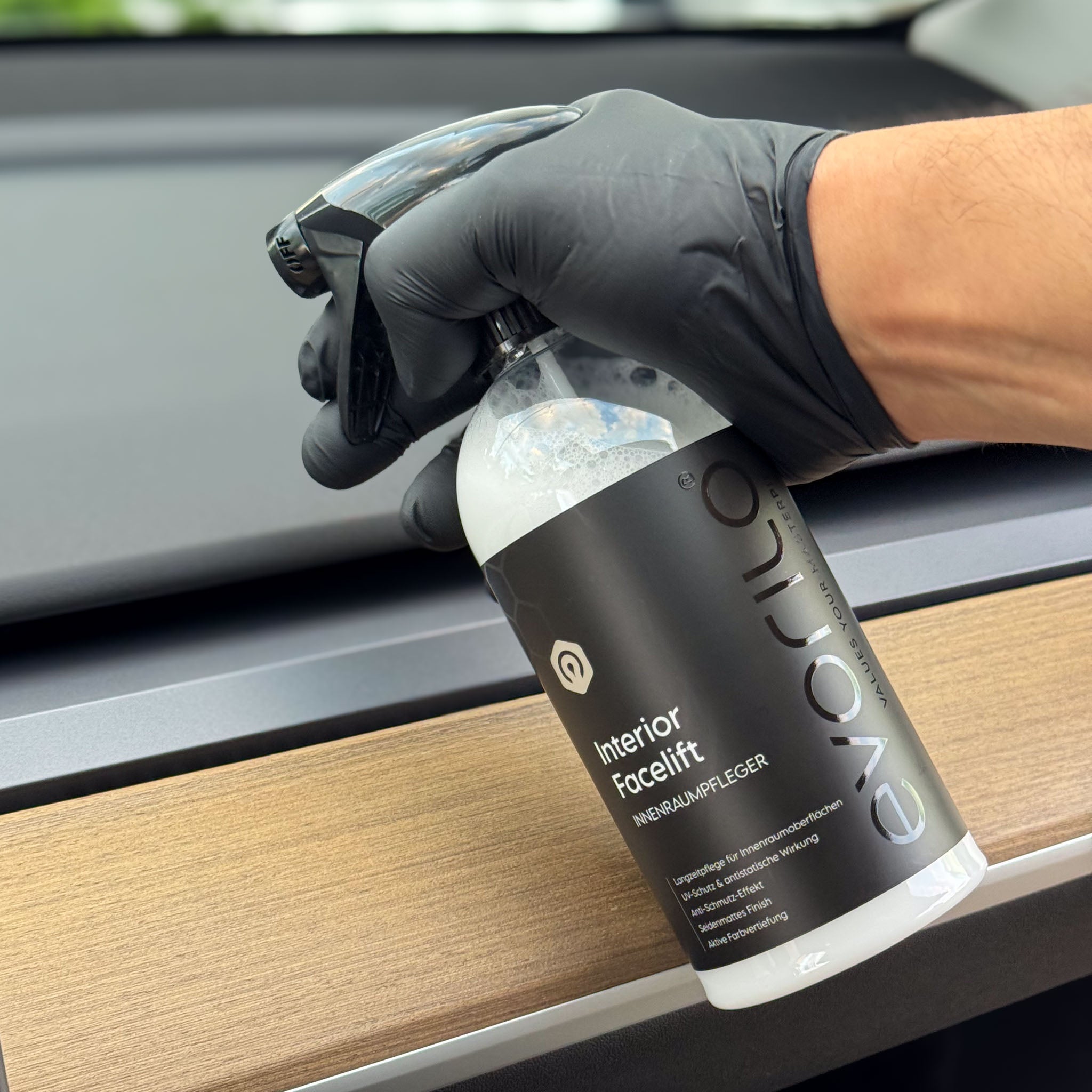 evorilo Interior Facelift Innenraumpfleger in Hand, ideal für Autoinnenreinigung auf Holzoberfläche.
