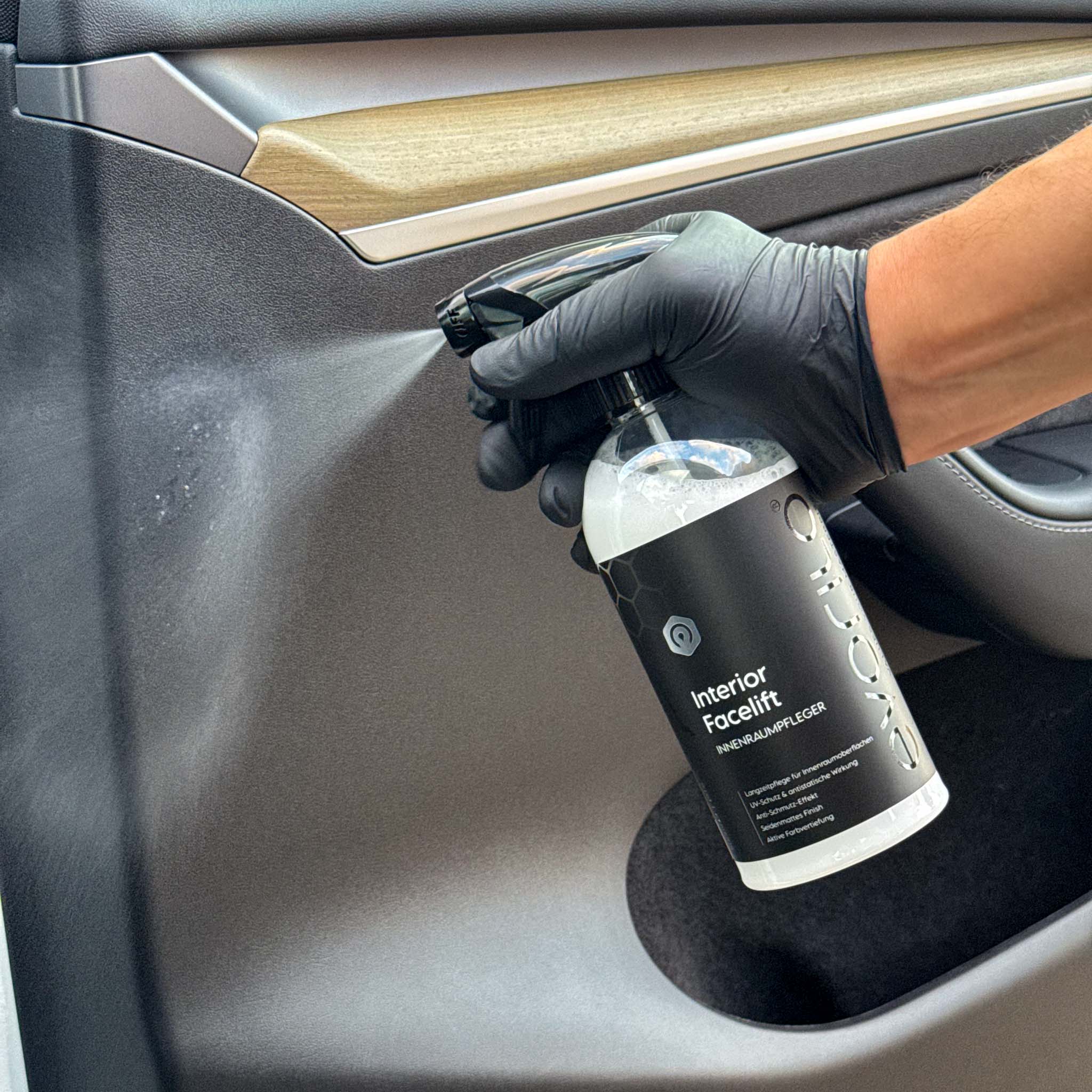 evorilo interior facelift Innenraumpfleger wird auf eine Autotür gesprüht, um die Innenraumoberfläche zu reinigen und aufzufrischen.