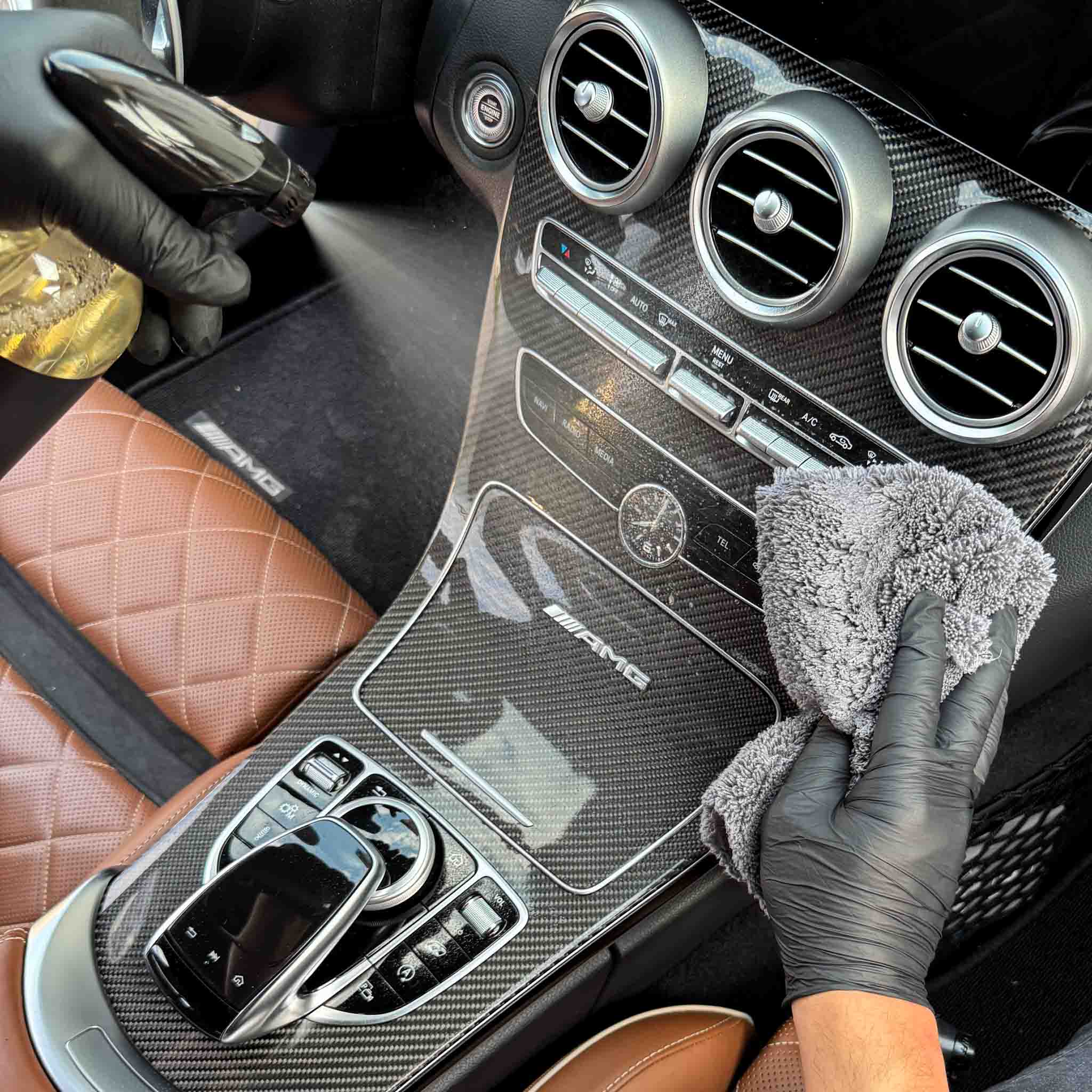 evorilo Interior Uplift Innenraumreiniger bei der Reinigung eines Autoinnenraums mit schwarzer Kunststoffverkleidung im Einsatz
