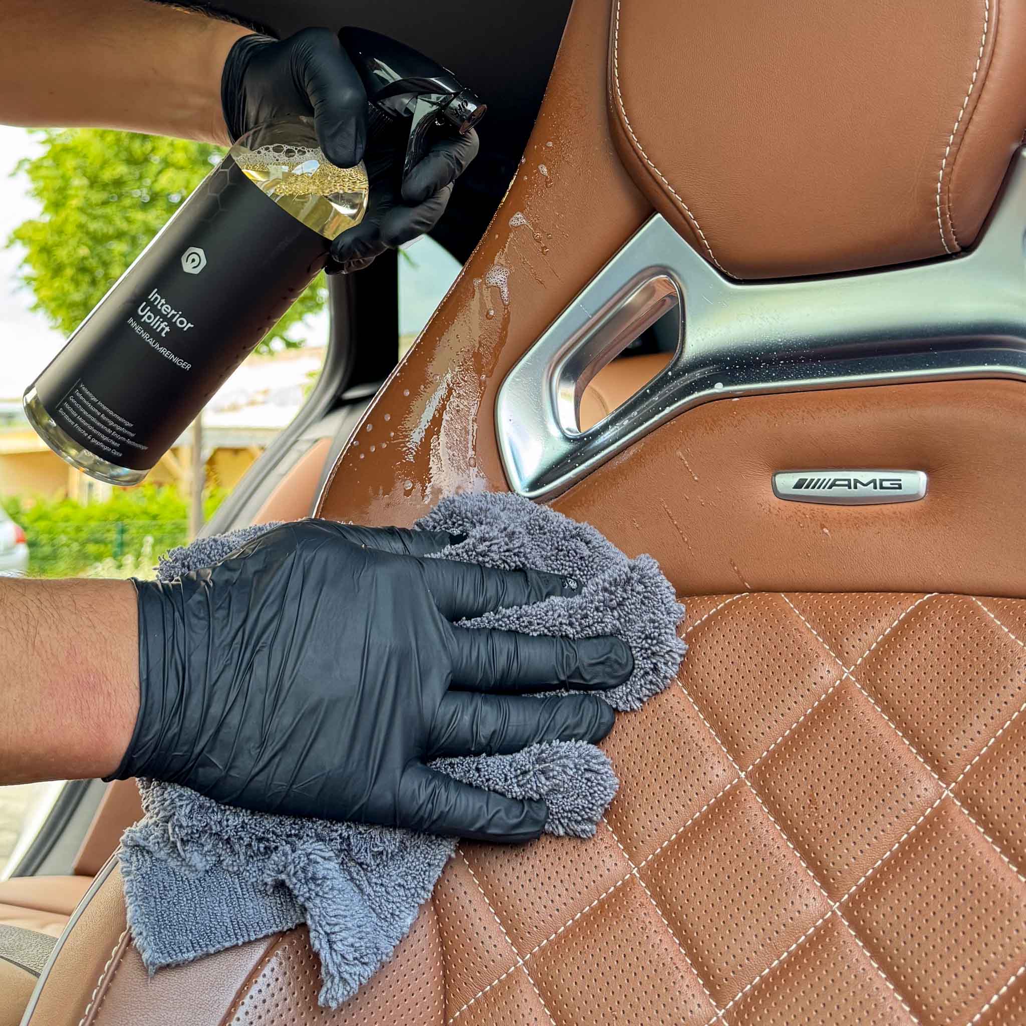 evorilo Innenraumreiniger im Einsatz auf Ledersitz mit Mikrofasertuch, ideal für hochwertige Auto Reinigungsarbeiten