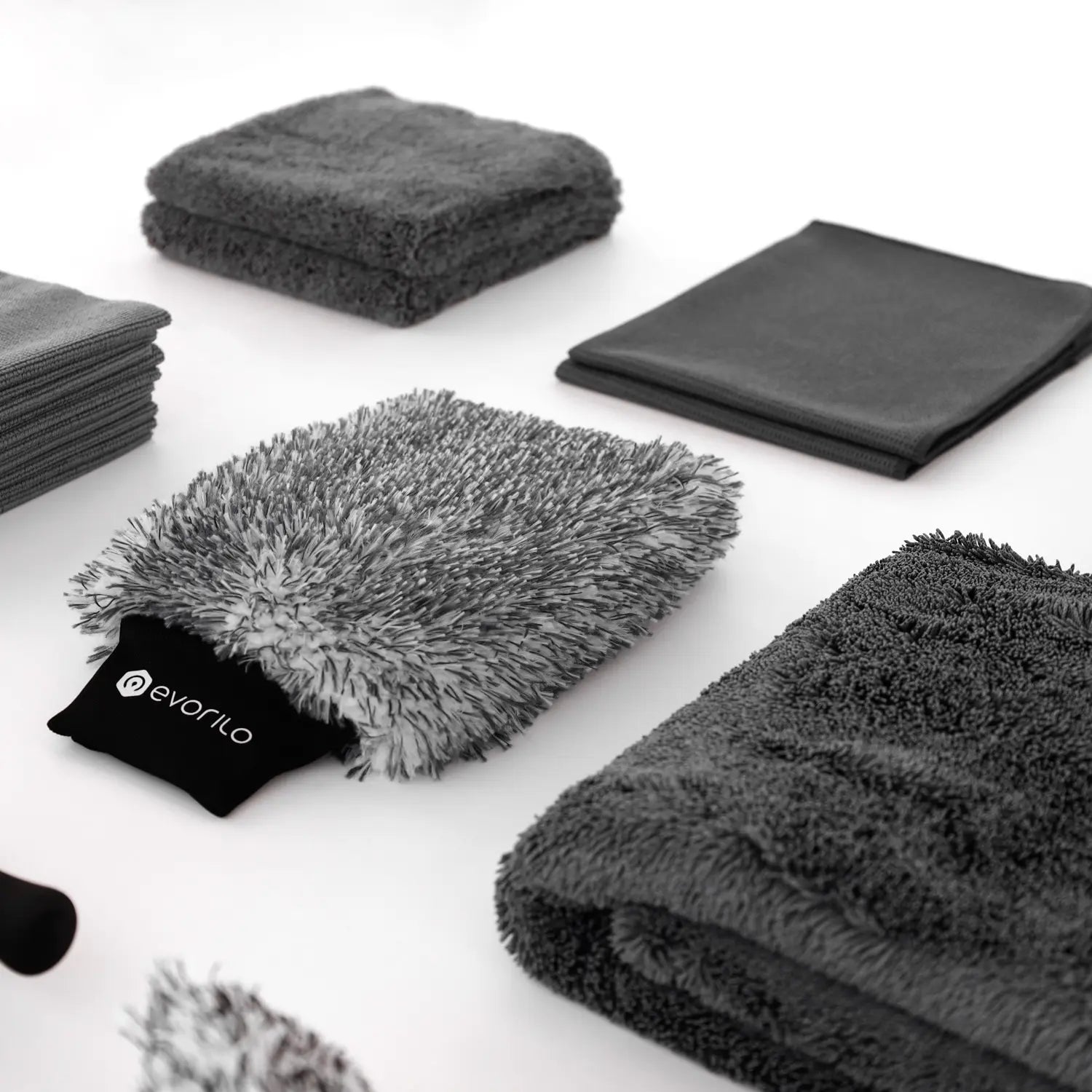 mikrofasertücher komplettset von evorilo mit verschiedenen grauen tüchern und einem waschhandschuh für effektive reinigung