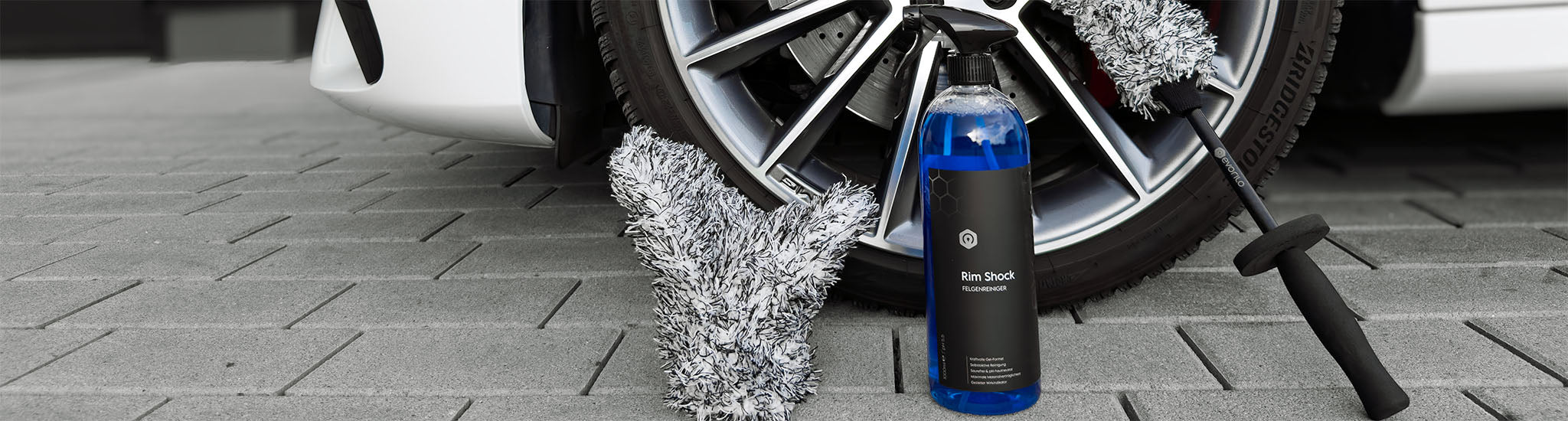 Felgenreinigung mit evorilo Rim Shock vor Alufelge – kombiniert mit Grip Touch Felgenhandschuh und Deep Grip Felgenbürste