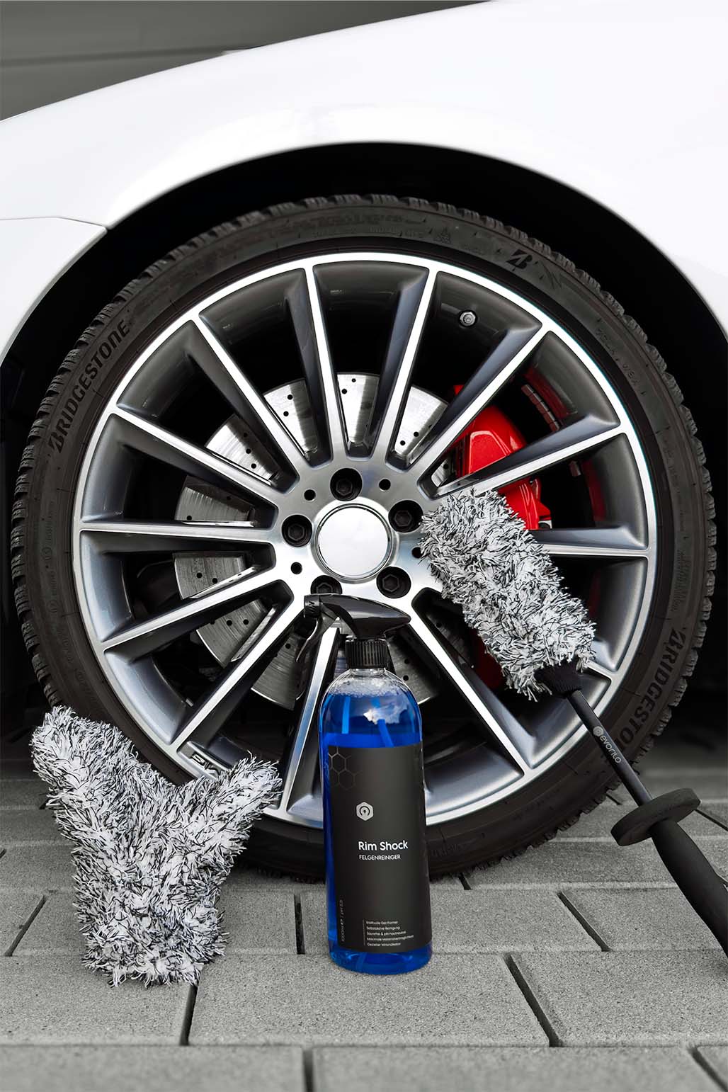 Felgenreinigung mit evorilo Rim Shock vor Alufelge – kombiniert mit Grip Touch Felgenhandschuh und Deep Grip Felgenbürste