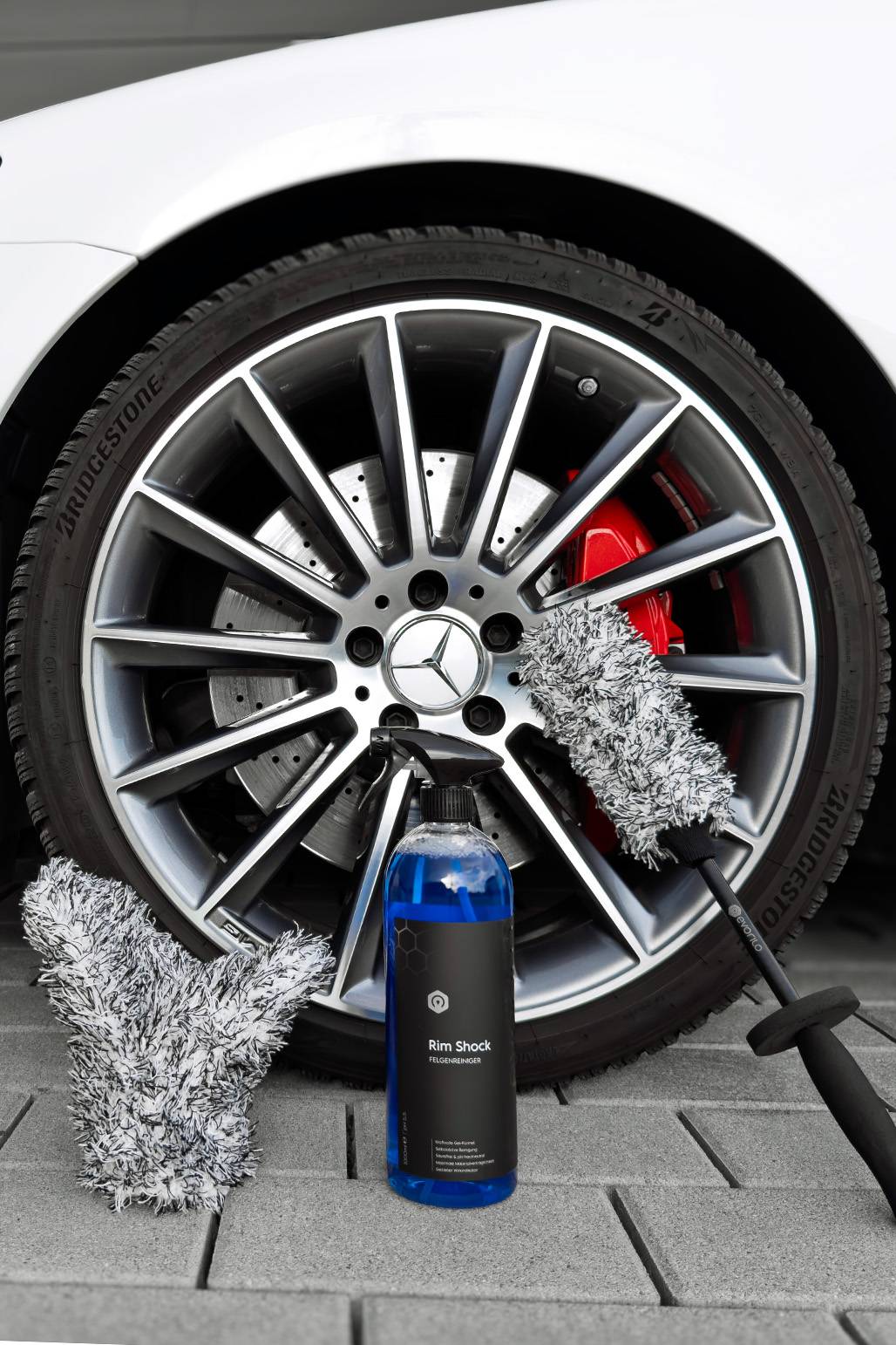 Felgenreinigung mit evorilo Rim Shock vor Alufelge – kombiniert mit Grip Touch Felgenhandschuh und Deep Grip Felgenbürste
