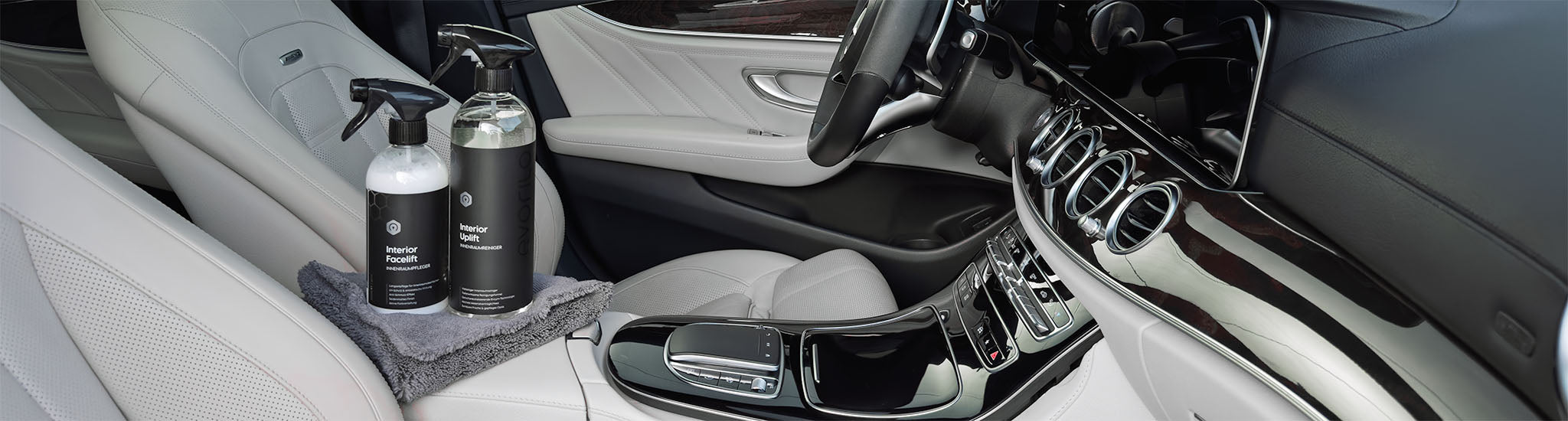 Innenraumreiniger und Innenraumpfleger von evorilo – präsentiert im hellen Fahrzeuginnenraum auf Mikrofasertuch