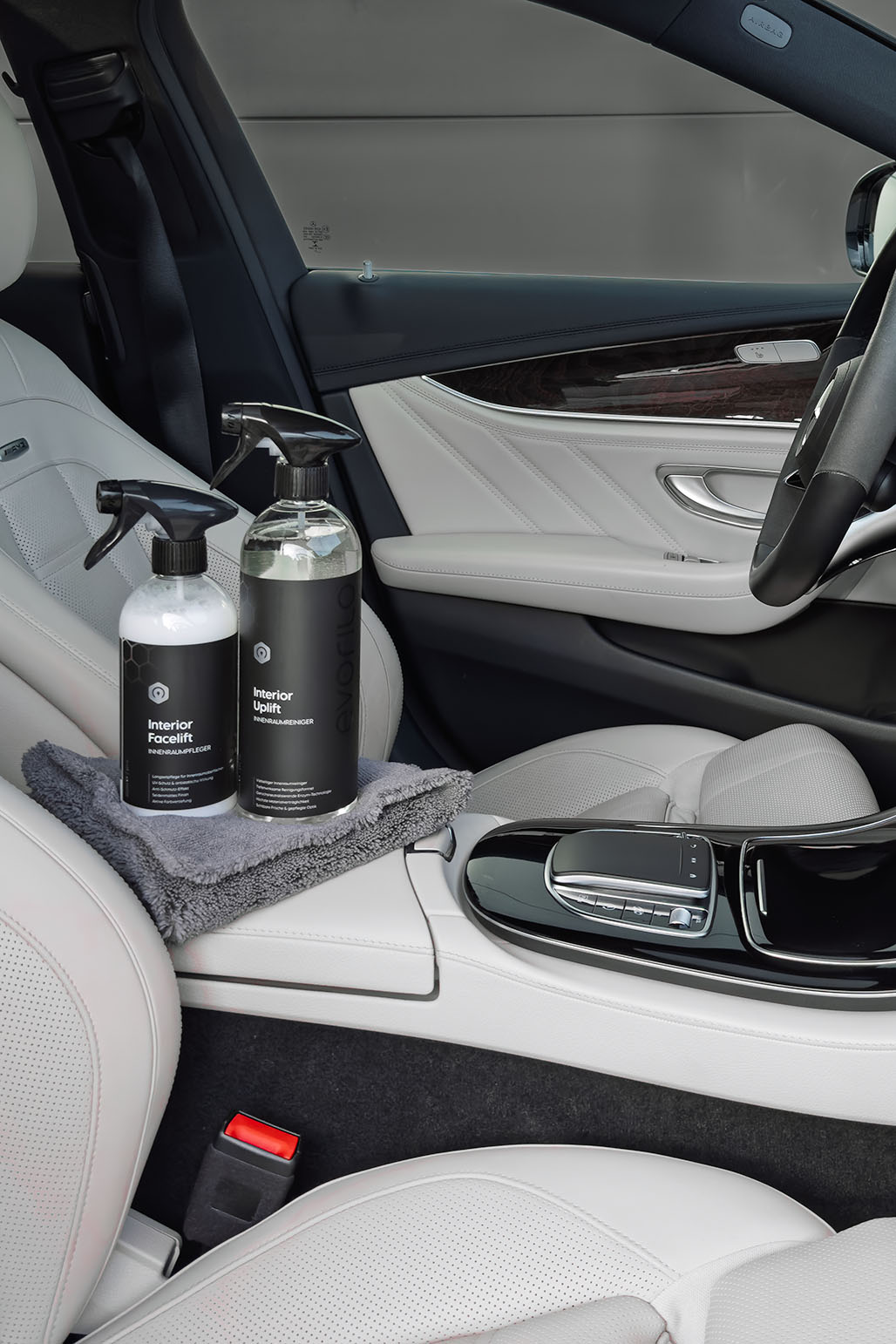Innenraumreiniger und Innenraumpfleger von evorilo – präsentiert im hellen Fahrzeuginnenraum auf Mikrofasertuch