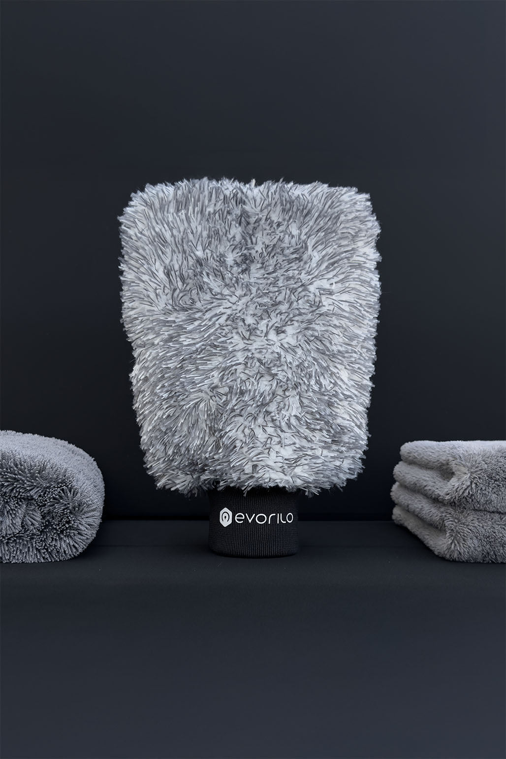 Dunkelgraue Mikrofasertücher und evorilo Waschhandschuh nebeneinander vor schwarzem Hintergrund
