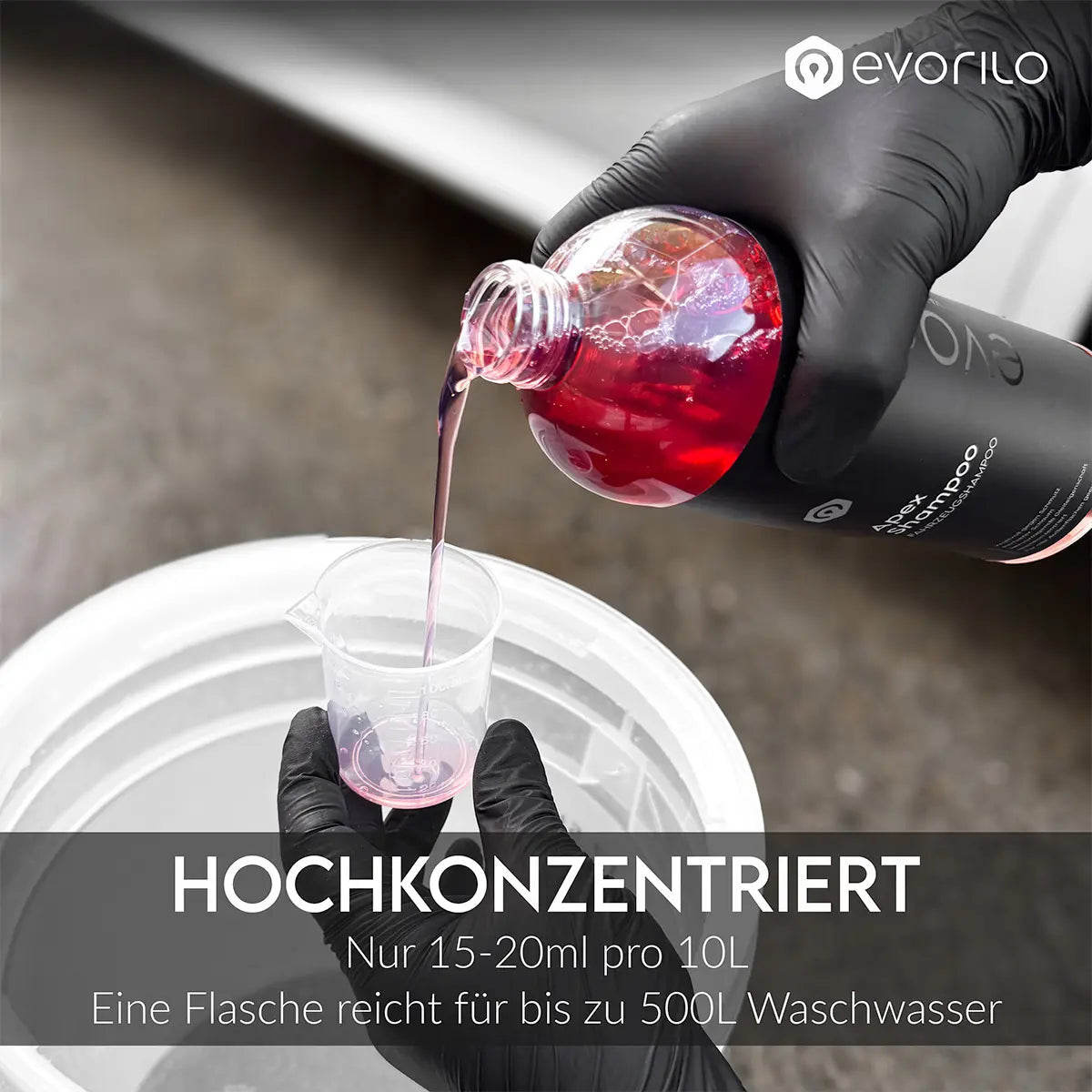 evorilo Apex Shampoo wird in einen Messbecher gegossen; hochkonzentriertes Fahrzeugshampoo für effiziente Autopflege.
