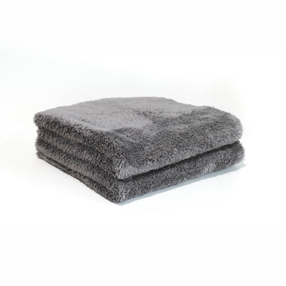 graues evorilo Brilliance Wipe Poliertuch 600 GSM für Autoaufbereitung und Reinigung flauschig gefaltet