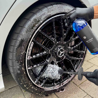 evorilo Deep Grip Felgenbürste reinigt schwarze Autoreifenfelge mit blauer Felgenreinigerflasche und Handschuhen