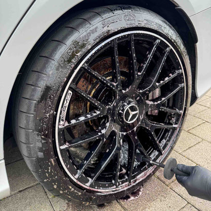 evorilo Deep Grip Felgenbürste reinigt schwarze Autoreifen effizient, Schaum sichtbar, Anwendung im Einsatz.