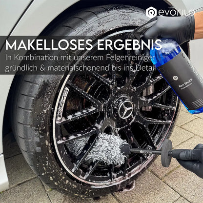 evorilo Deep Grip Cover Felgenbürstenbezug auf schwarzer Autoreifenfelge für effektive und schonende Reinigung mit Felgenreiniger.