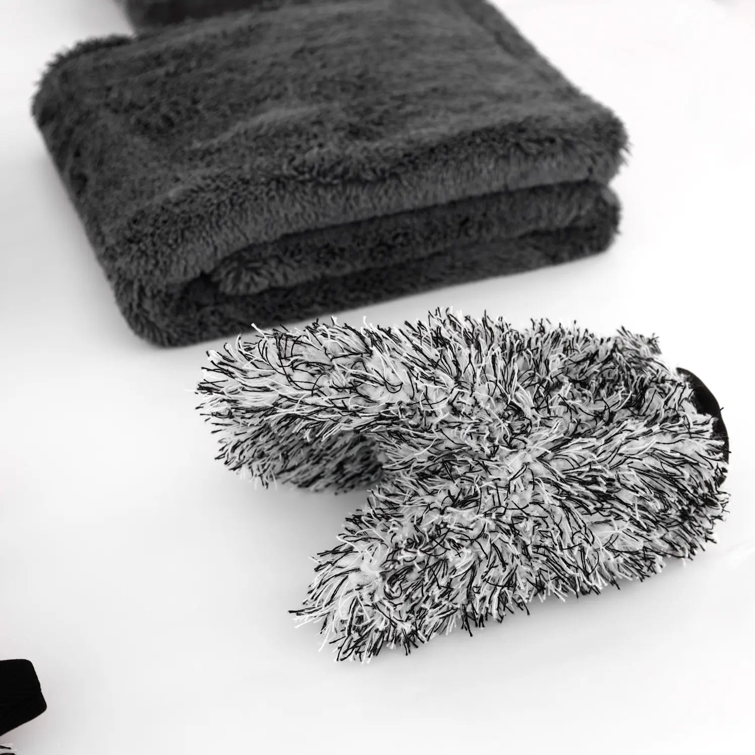 mikrofasertücher komplettset von evorilo mit flauschigen Tüchern und reinigungshandschuh für effektive Fahrzeugpflege