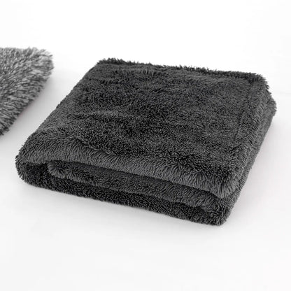 dunkelgraues Mikrofasertücher Set von evorilo für effiziente Reinigung und Politur sichtbar auf weißem Hintergrund